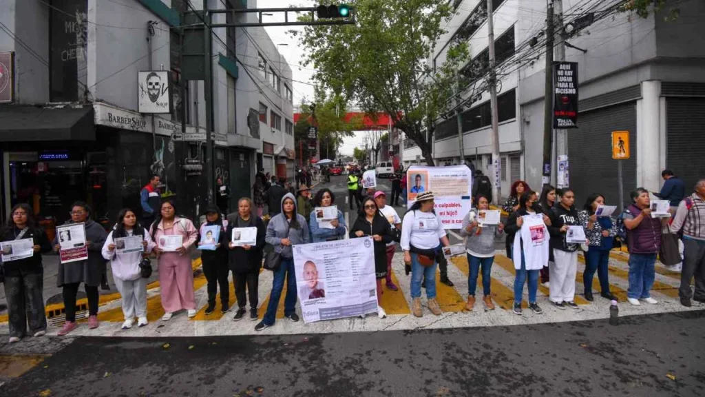 La protesta de las madres buscadoras coincidió con la llegada de la selección de futbol de Serbia al estadio.
