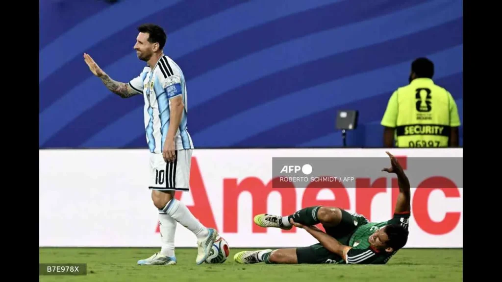 Ni el árbitro ni el VAR sancionaron a Messi por una dura falta contra un jugador argelino.