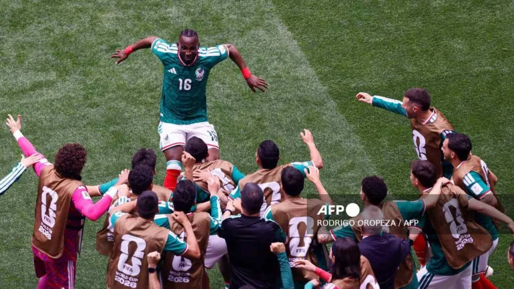 Festejos de la Selección Mexicana tras la anotación de Quiñones.