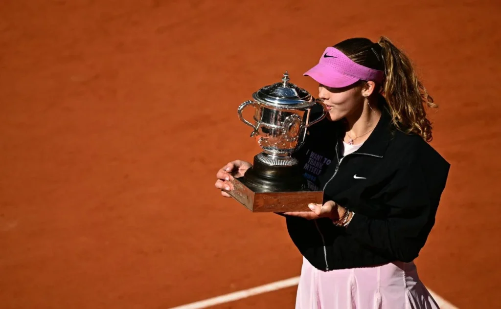 La rusa Mirra Andreeva besa el trofeo tras ganar la final individual femenina del Abierto de Francia contra la polaca Maja Chwalinska en la pista Philippe-Chatrier del complejo Roland-Garros