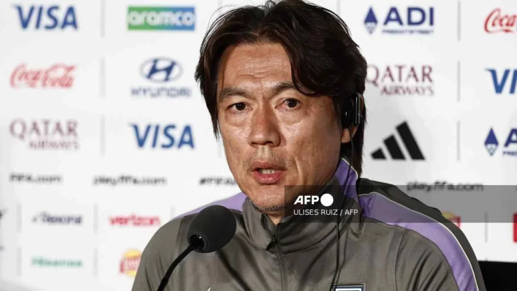 El DT de Corea se pronunció al hecho ocurrido este día, en donde un dron sobrevoló las instalaciones donde su selección entrena.