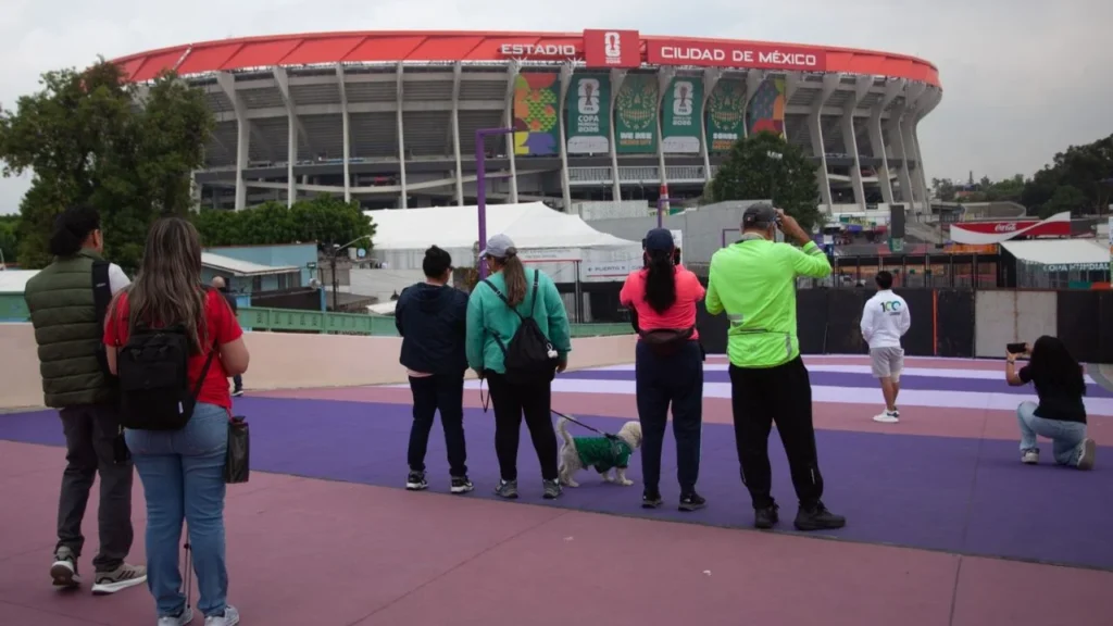 Palcohabientes del Estadio Ciudad de México, donde se inaugurará el Mundial, acudieron al inmueble para intentar ingresar a sus espacios.