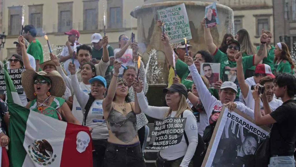 Familiares de personas desaparecidas se manifestaron a horas del partido México vs Corea, para visibilizar el problema de inseguridad en el país.