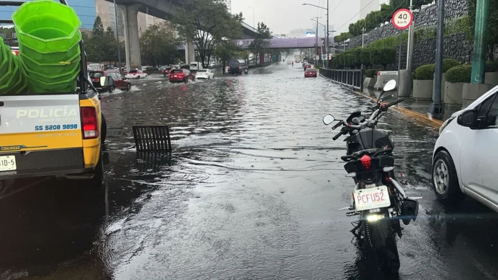 Automovilistas reportaron un fuerte encharcamiento en el segundo piso del Periférico luego de la lluvia que cayó en algunas alcaldías.