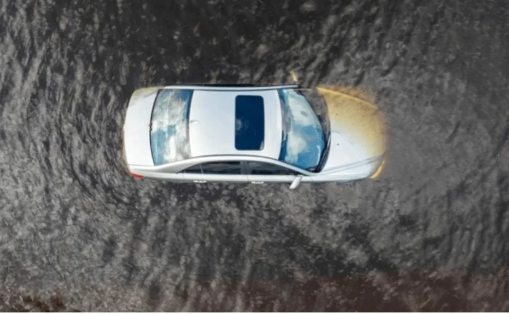 Auto  atrapado en una inundación  tras las intensas lluvias
