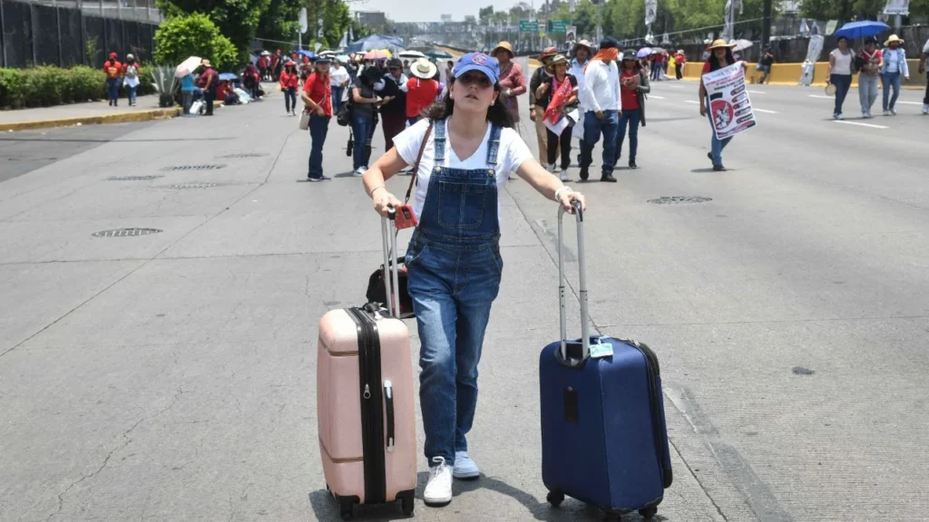 Pasajeros del AICM fueron exhortados a anticipar su llegada ante posibles manifestaciones que podrían afectar los accesos a las terminales este miércoles.