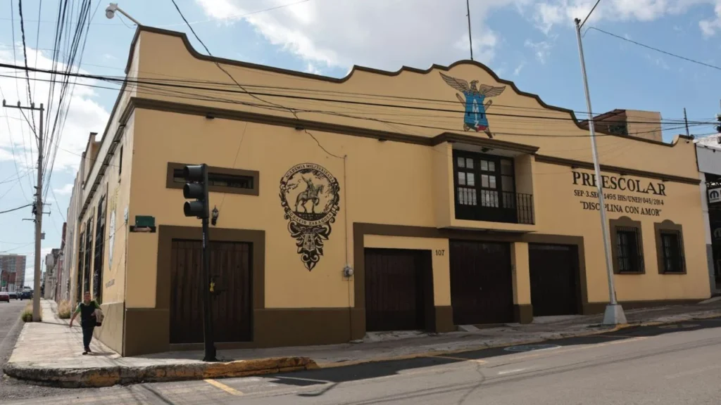 La Academia Militarizada 'Ignacio Zaragoza', del estado de Puebla, sigue operando pese a que la SEP anunció su cierre.