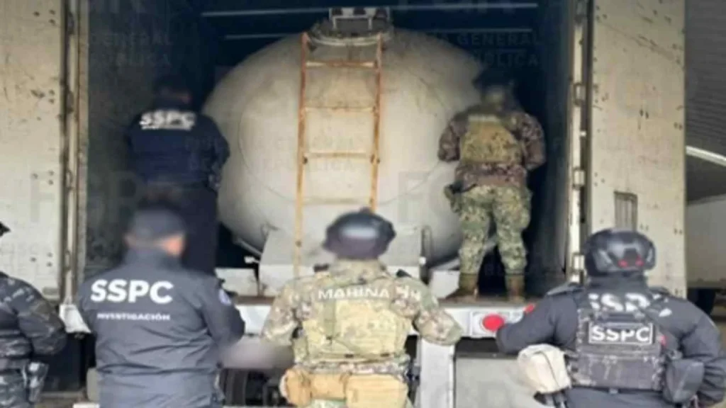 En varios cateos, en inmuebles del Edomex, se encontraron tractocamiones adaptados para cargar pipas con Gas LP.