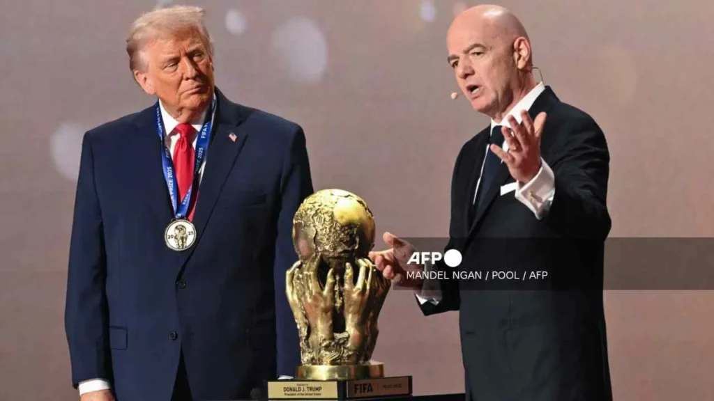 El presidente de EU recibió el Premio de la Paz de la FIFA.