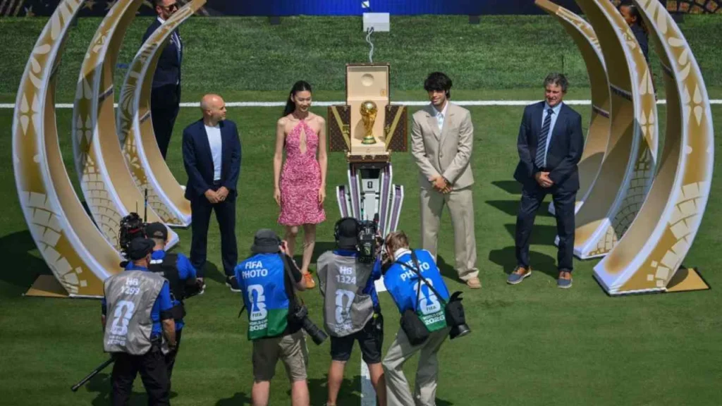  El trofeo de la Copa del Mundo durante el protocolo de inicio de la Final del Mundial 2026.