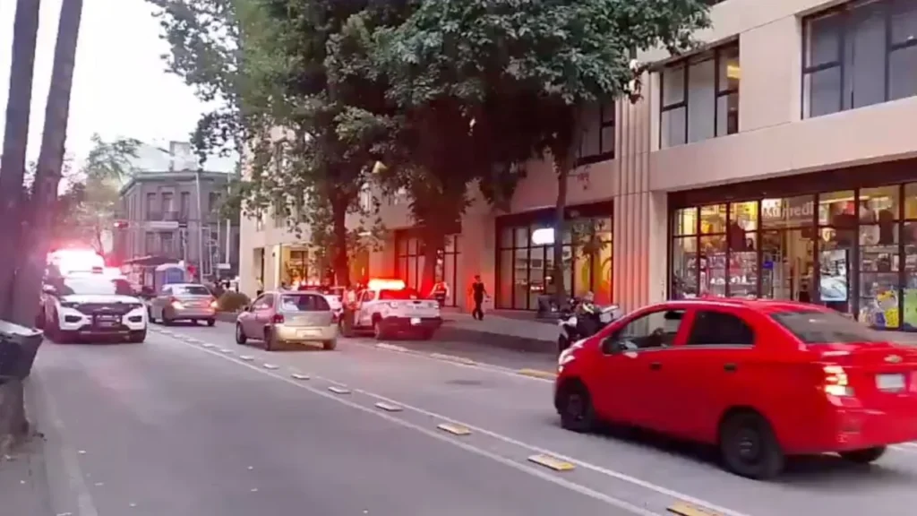 De acuerdo con los primeros reportes, el incendio comenzó en un departamento ubicado en el piso 11 del inmueble ubicado en la colonia Juárez.
