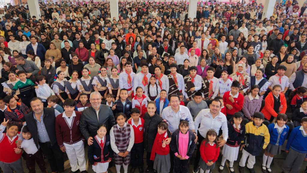 Sheinbaum afirmó que Michoacán es una de las entidades del país que cuenta con un sistema universal de becas para estudiantes, desde educación primaria hasta el nivel universitario