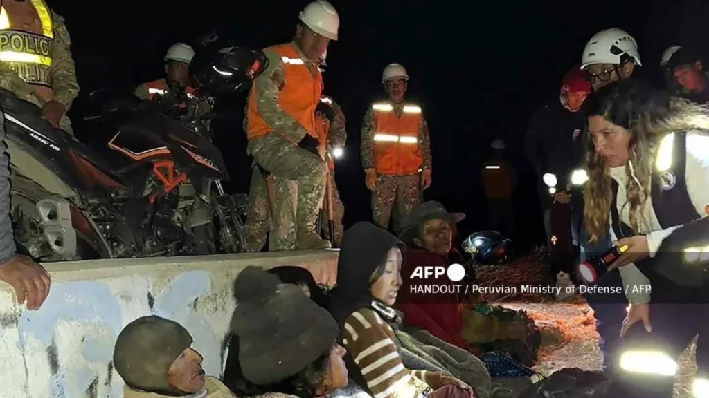 Autoridades locales ayudaron en las labores de auxilio tras el sismo en una región andina del Perú.