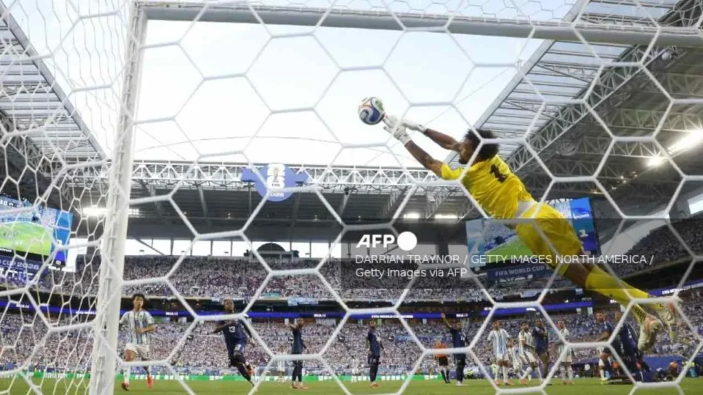 Ataja de Vozinha a un tiro libre de Lionel Messi durante el Argentina vs Cabo Verde, partido de 16avos de final del Mundial 2026.