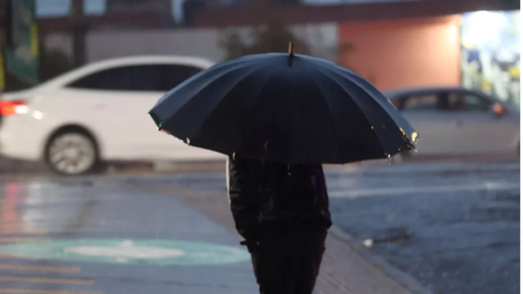 Clima hoy: el monzón mexicano y las ondas tropicales favorecerán lluvias intensas y muy fuertes en distintos estados del país, mientras persiste el ambiente caluroso y la onda de calor en zonas del norte de México