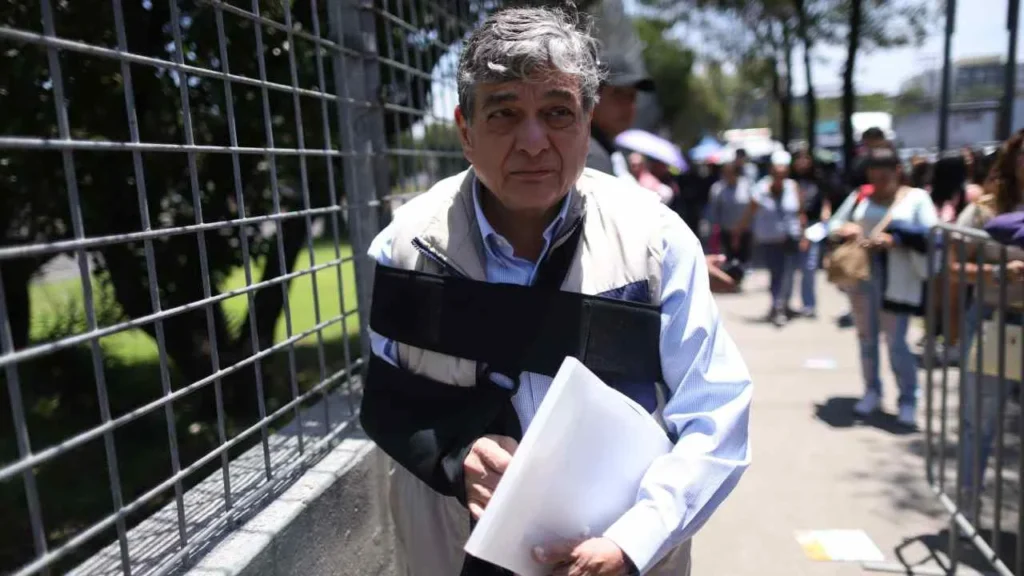 Uuc-kib Espadas acudió al Palacio de los Deportes para realizar su examen de la UNAM.