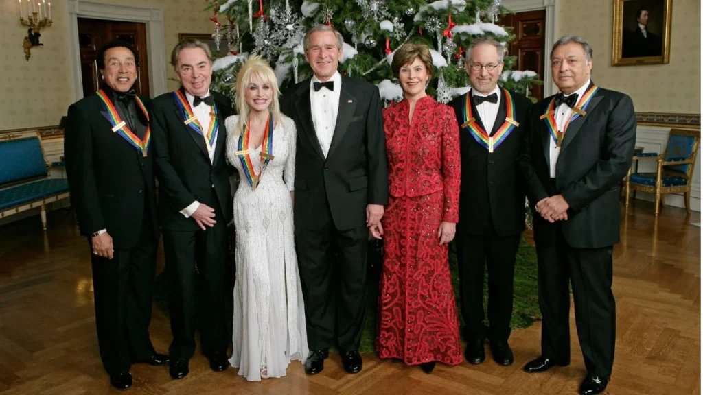 La estrella de la música country, Dolly Parton, recordada por éxitos como Jolene, murió a los 80 años, informó su familia en redes sociales.