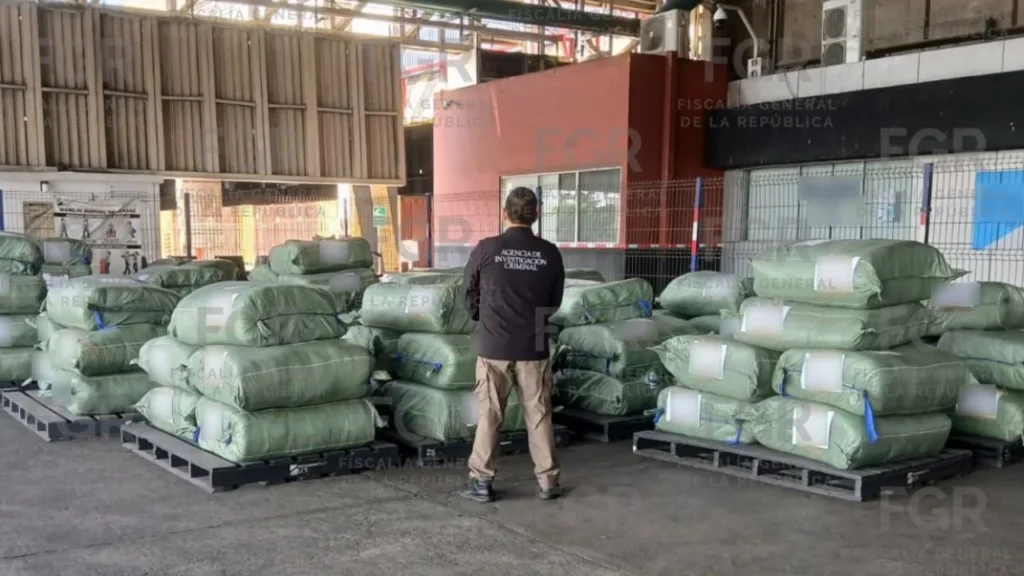 La FGR aseguró 11 millones 602 mil 334 productos de piratería como contenedores, cajetillas de cigarros, artículos deportivos, entre otros.