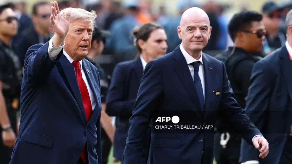 Figuras del futbol y personas externas al deporte siguen con las criticas contra Infantino.