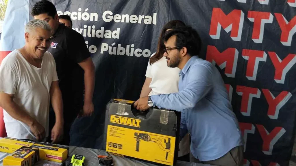  El Gobierno local realizó la entrega de nuevo equipamiento para personal de la seguridad vial.