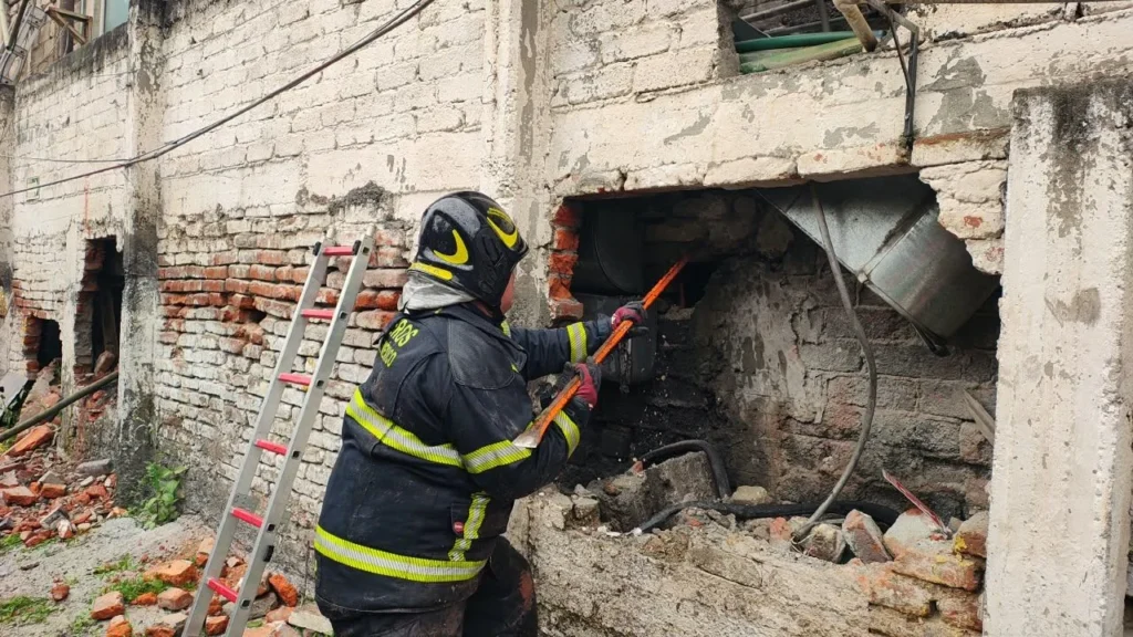 Personal de emergencias acudió para sofocar el incendio y realizaron boquetes en la barda perimetral para la ventilación del inmueble.