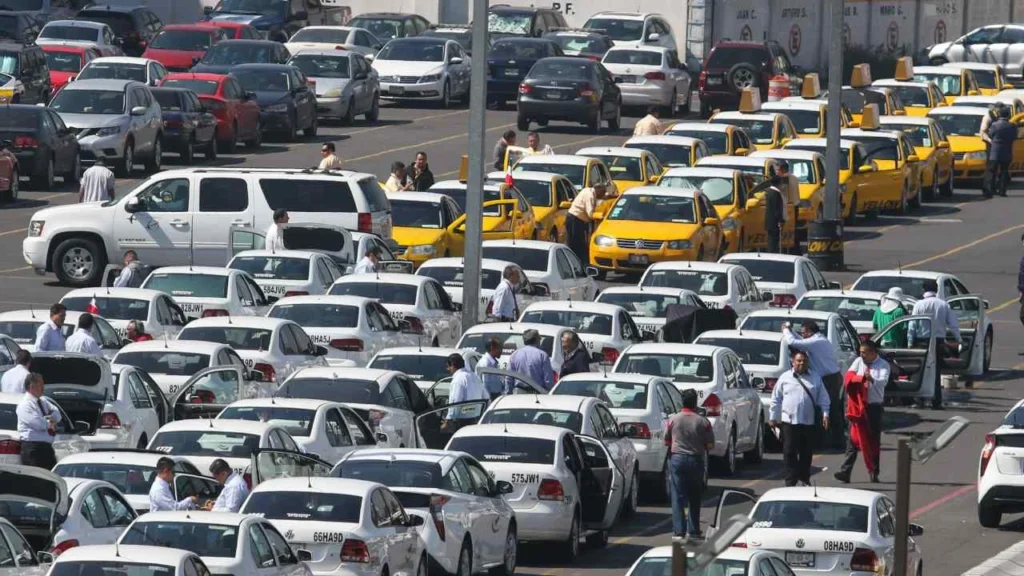 Los choferes de taxis señalaron presuntas estafas de funcionarios del sector transporte.