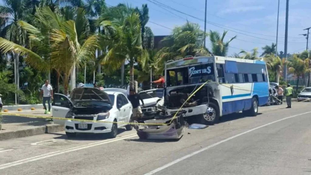 El accidente lo atendió también personal del gobierno de Acapulco.