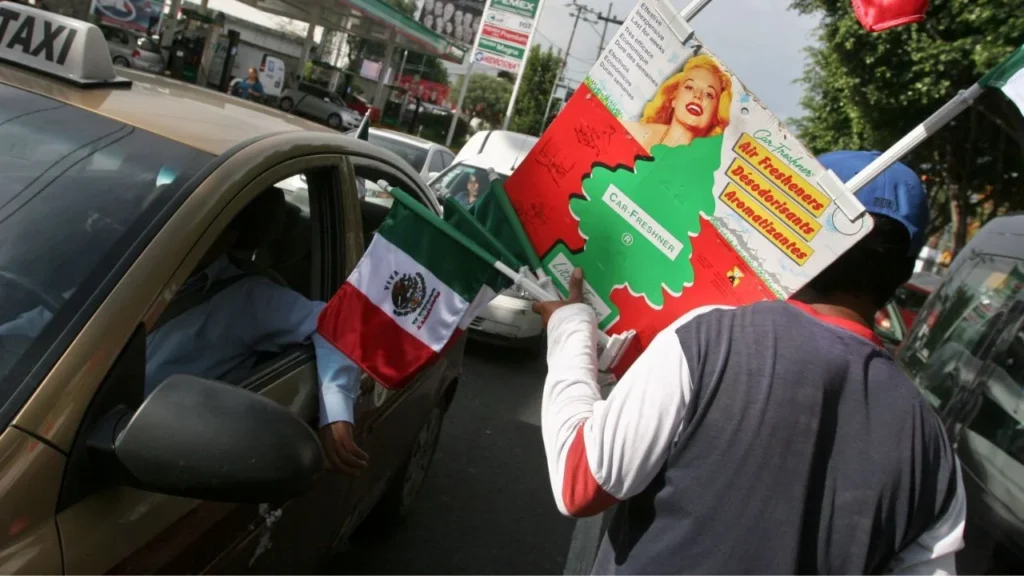 El mes patrio ya comenzó y algunos ya colocaron una bandera de México en su auto, pero ésto podría ocasionar tener una multa costosa.