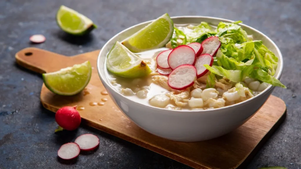 Entérate aquí cuánto cuesta preparar un pozole blanco en este septiembre 2026 y qué aporta nutrimentalmente al cuerpo.