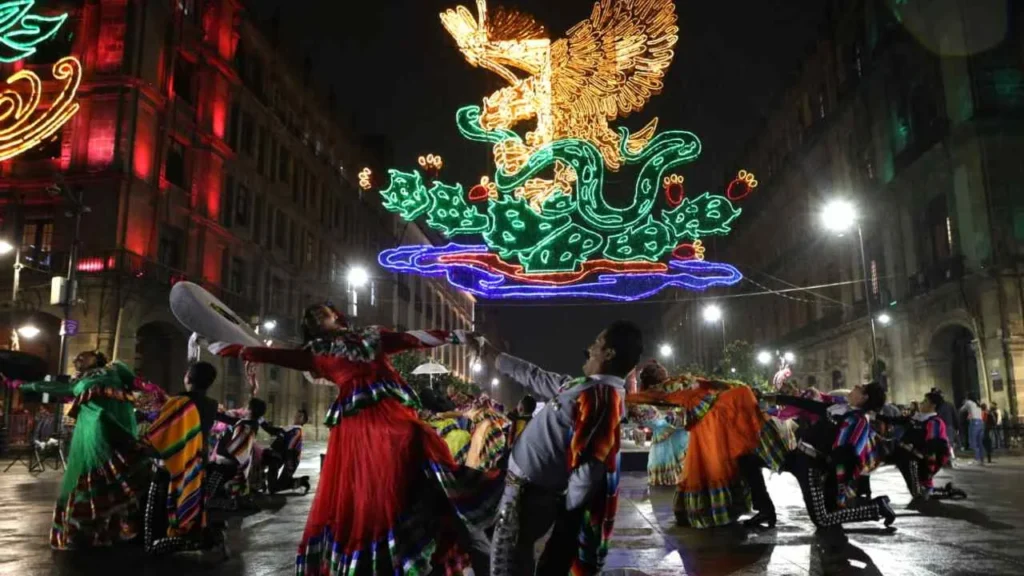 El Zócalo CDMX se ilumina con un alumbrado patrio dedicado a mujeres de la Independencia.