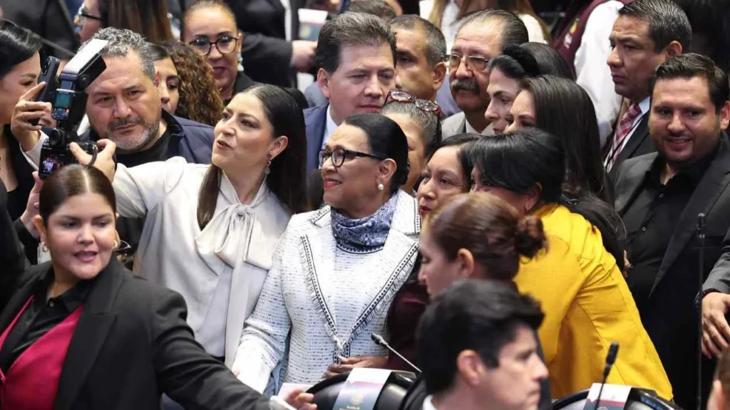 Rosa Isela Rodríguez se tomó algunos minutos para despedirse de los legisladores.