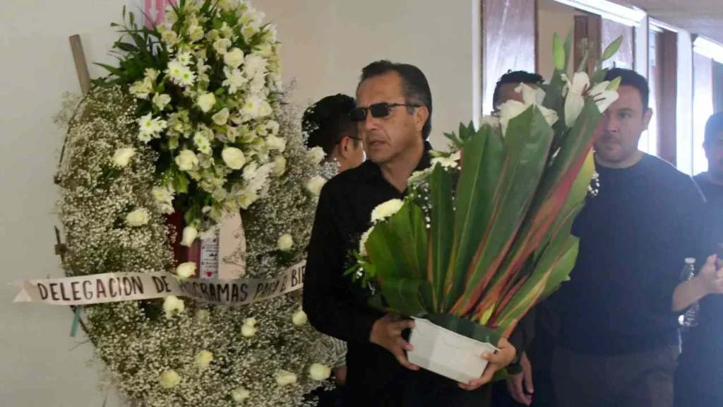 Al servicio funerario del diputado federal arribó el exgobernador de Veracruz, Cuitláhuac García Jiménez.