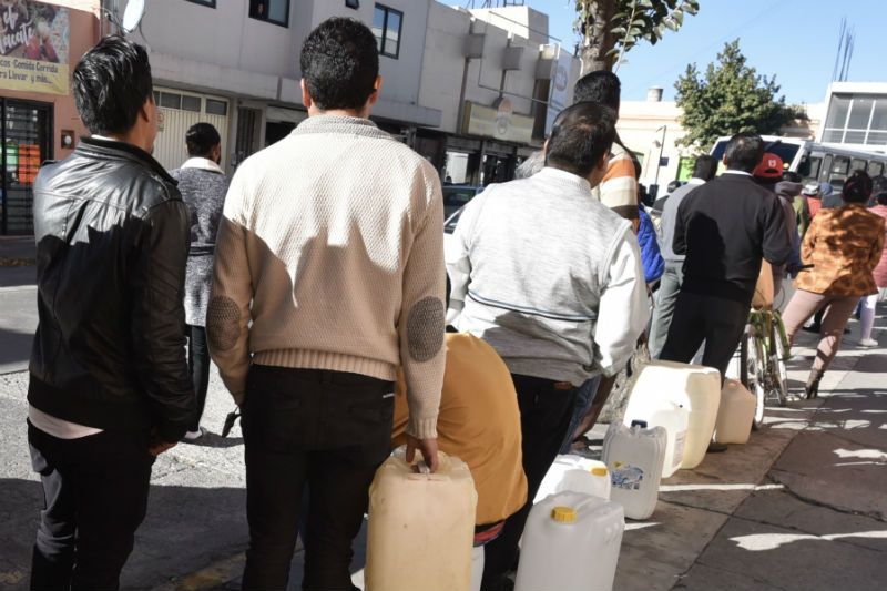 El Presidente pidió a las cerveceras y refresqueras parar producción y destinar el agua al consumo doméstico.