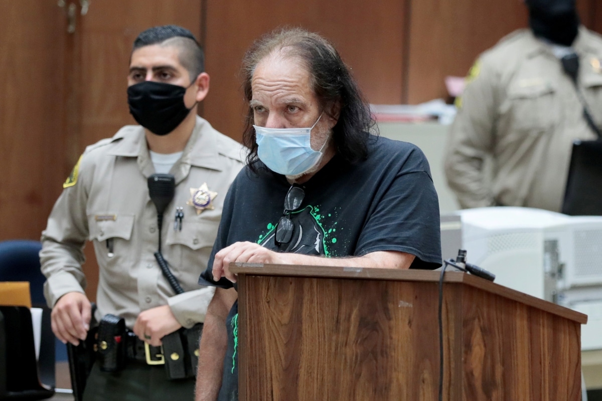 Ron Jeremy enfrenta un total de 11 cargos de violación, ocho de agresión sexual y otros 16 delitos sexuales