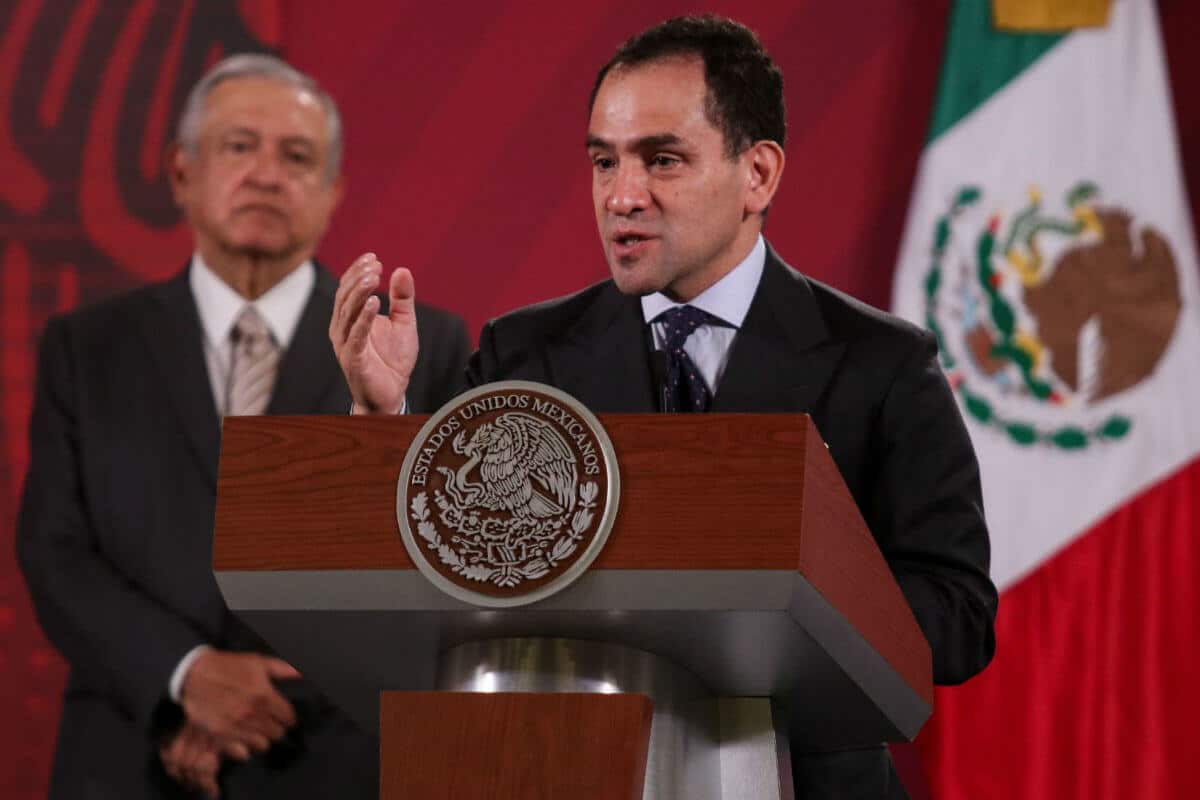 Con humor, el secretario respondió que con lo que no estaba cómodo era con la silla en la que le tocó seguir la conferencia de hora y media
