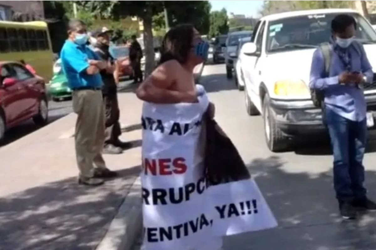 Ante los hechos la madre se desnuda para lograr que el fiscal del Estado, Federico Garza Herrera, la recibiera y atendiera sus peticiones