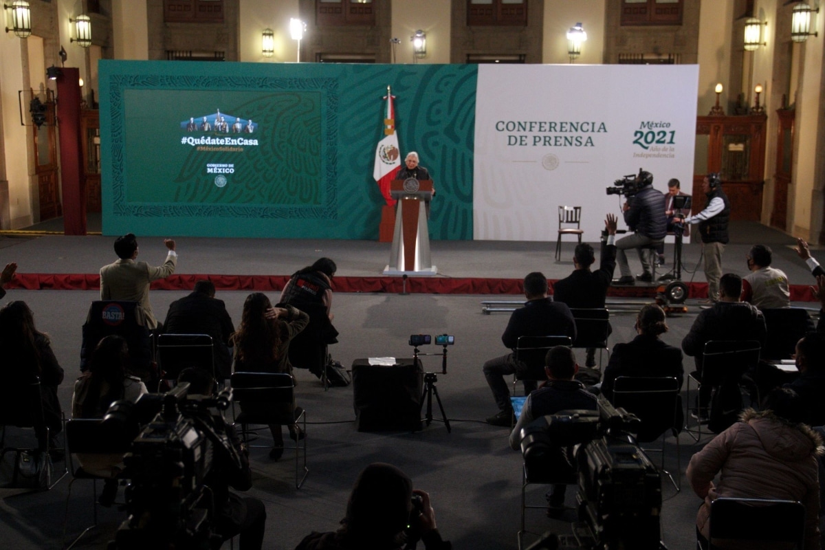 La secretaria también lució desinformada, pues primero dijo que el Presidente estaba ubicado en su domicilio particular de Tlalpan, pero Jesús Ramírez le precisó que el mandatario se mantenía en Palacio Nacional