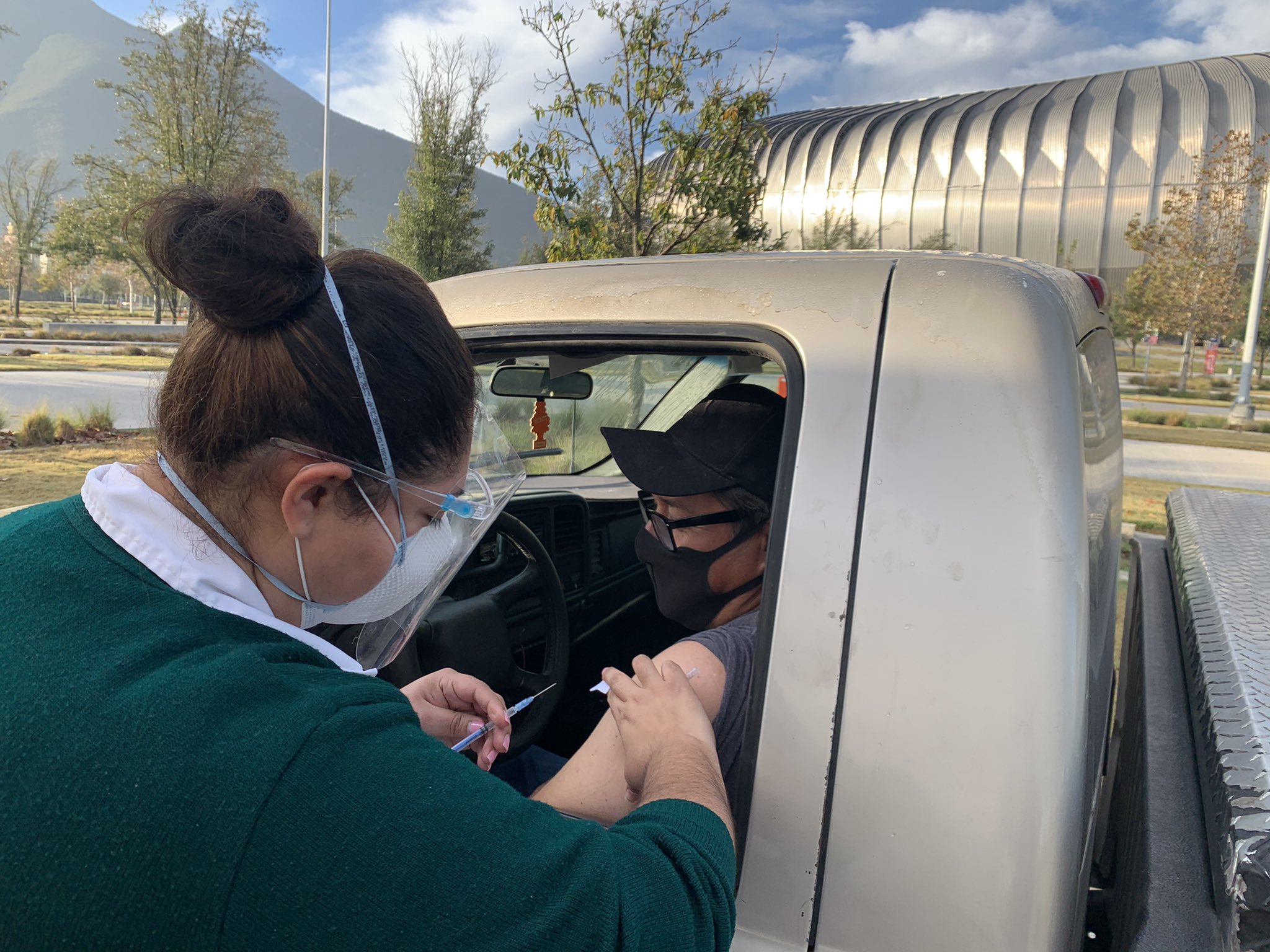 La vacuna se aplicará en la modalidad vía drive thuru, es decir, las personas acuden en sus automóviles y ahí dentro, el especialista médico se acerca a la ventana para aplicar la dosis