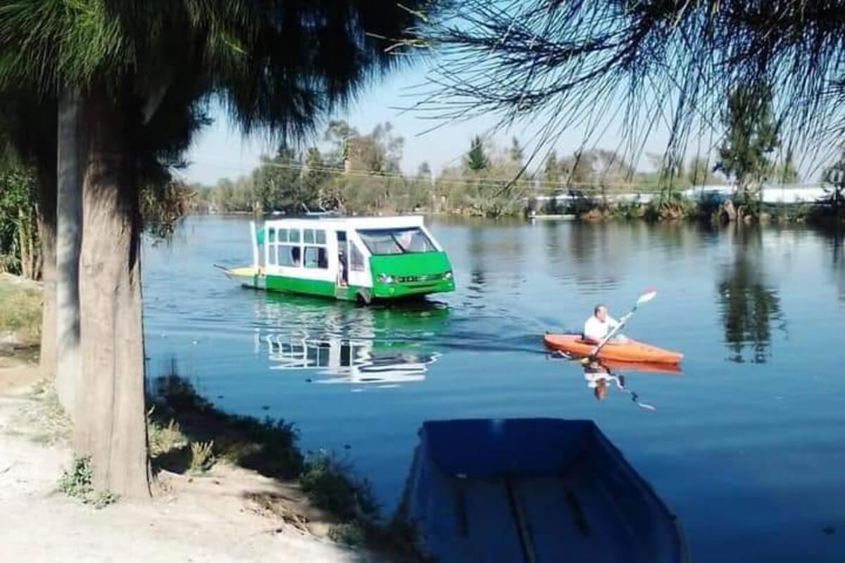 Los creadores de la micro-trajinera imitaron con detalle la parte de enfrente de las unidades del transporte público
