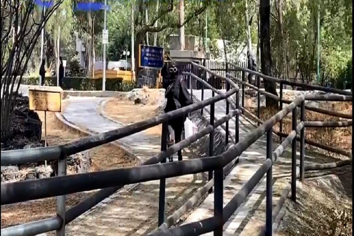 Los manifestantes, vestidos de negro y con el rostro cubierto recorren CU.