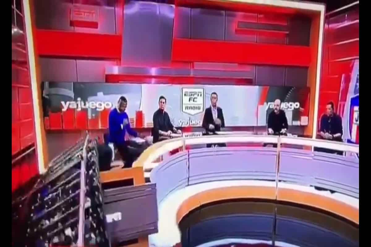 Pantalla gigante cae sobre conductor de televisión