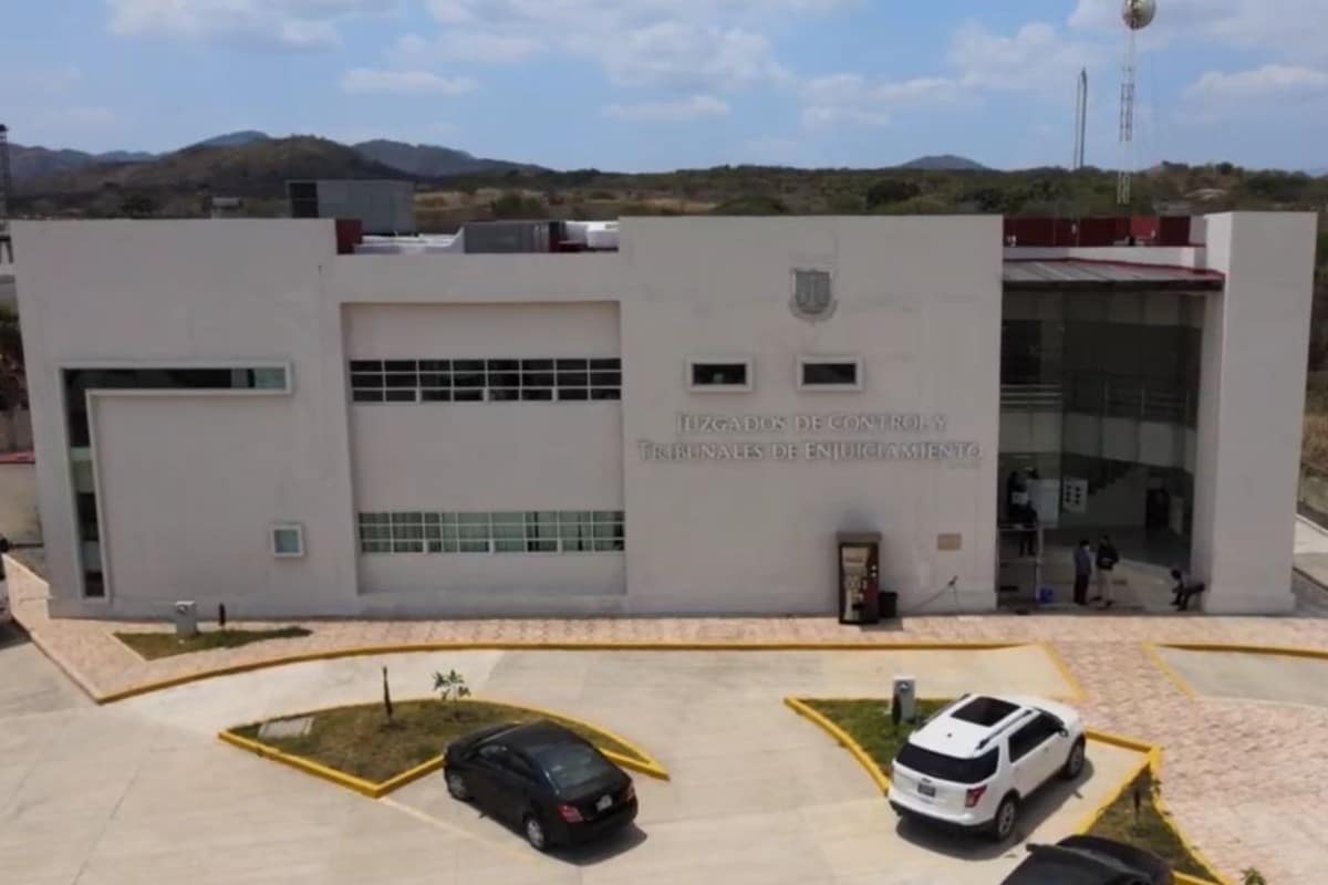 Los 17 estudiantes normalistas y dos desplazados del Ejido Puebla, Chenalhó, enfrentarán cargos por los delitos de robo con violencia, entre otros.