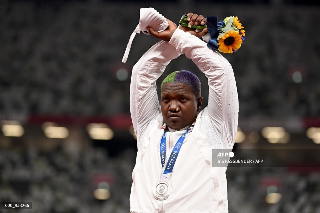 Al recibir su medalla, Raven Saunders realizó un gesto que formó una X al cruzar sus brazos por lo alto lo que desató controversia por el significado