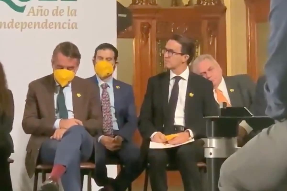 El empresario Carlos Bremer se duerme