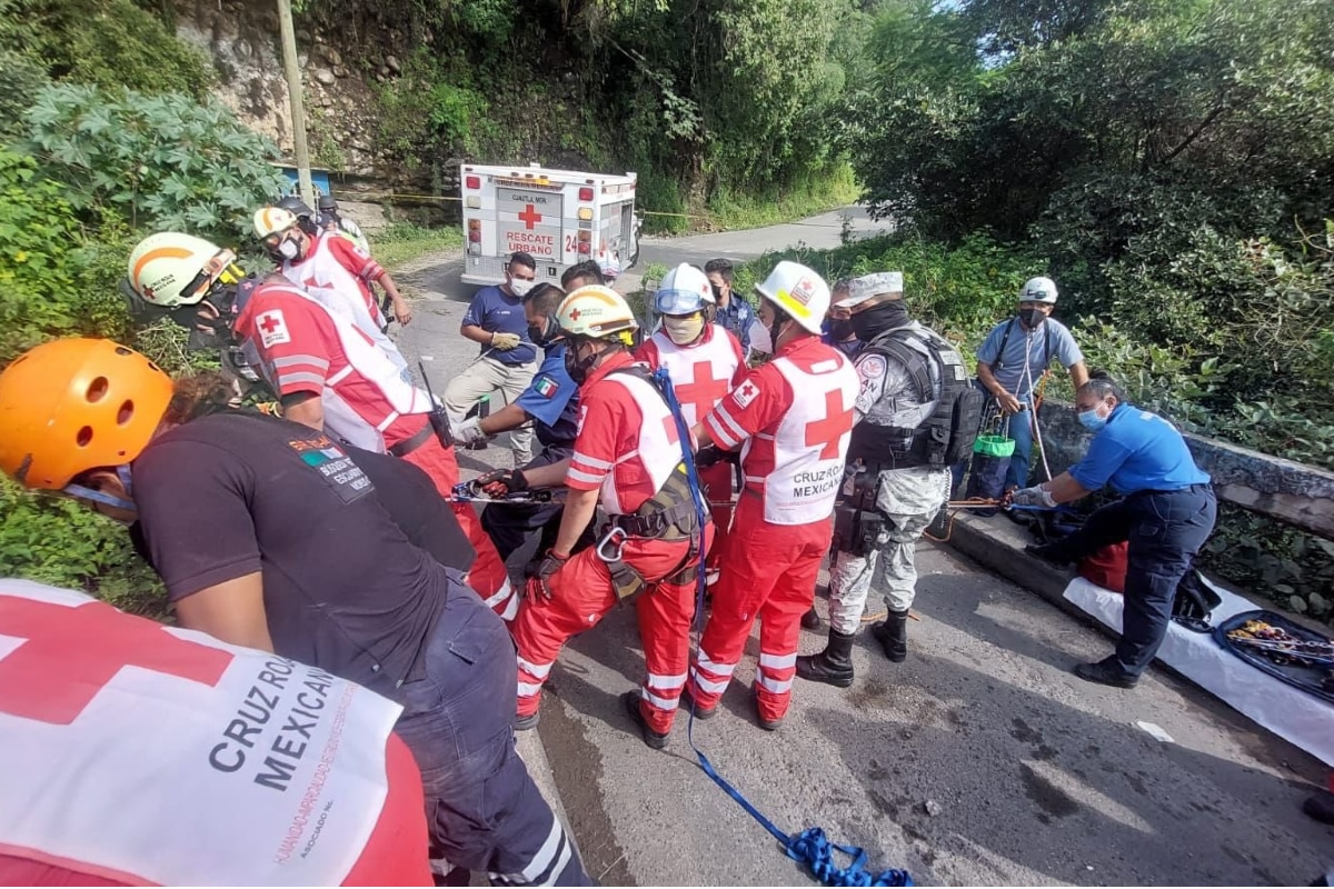 Los elementos de la Cruz Roja de Cuautla y Cuernavaca acudieron al lugar para atender a un motociclista