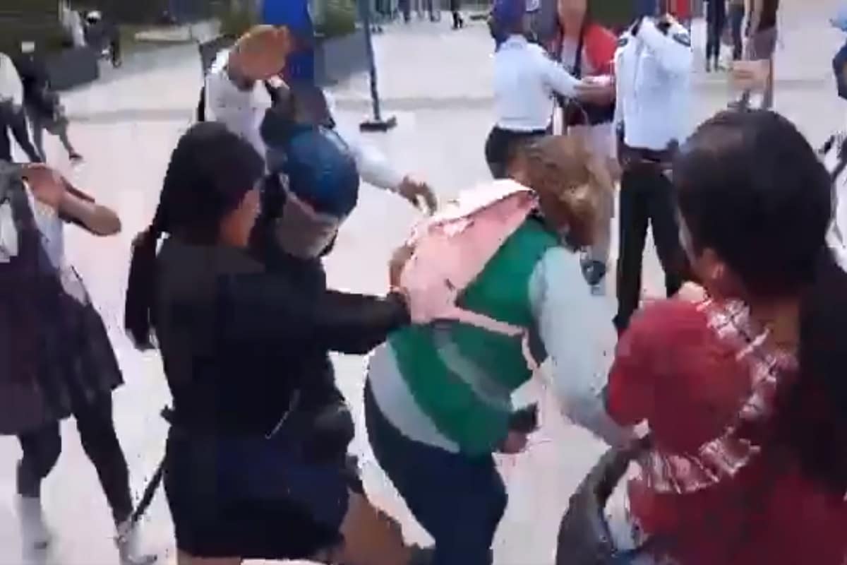 Ambulantes golpean a funcionaria.