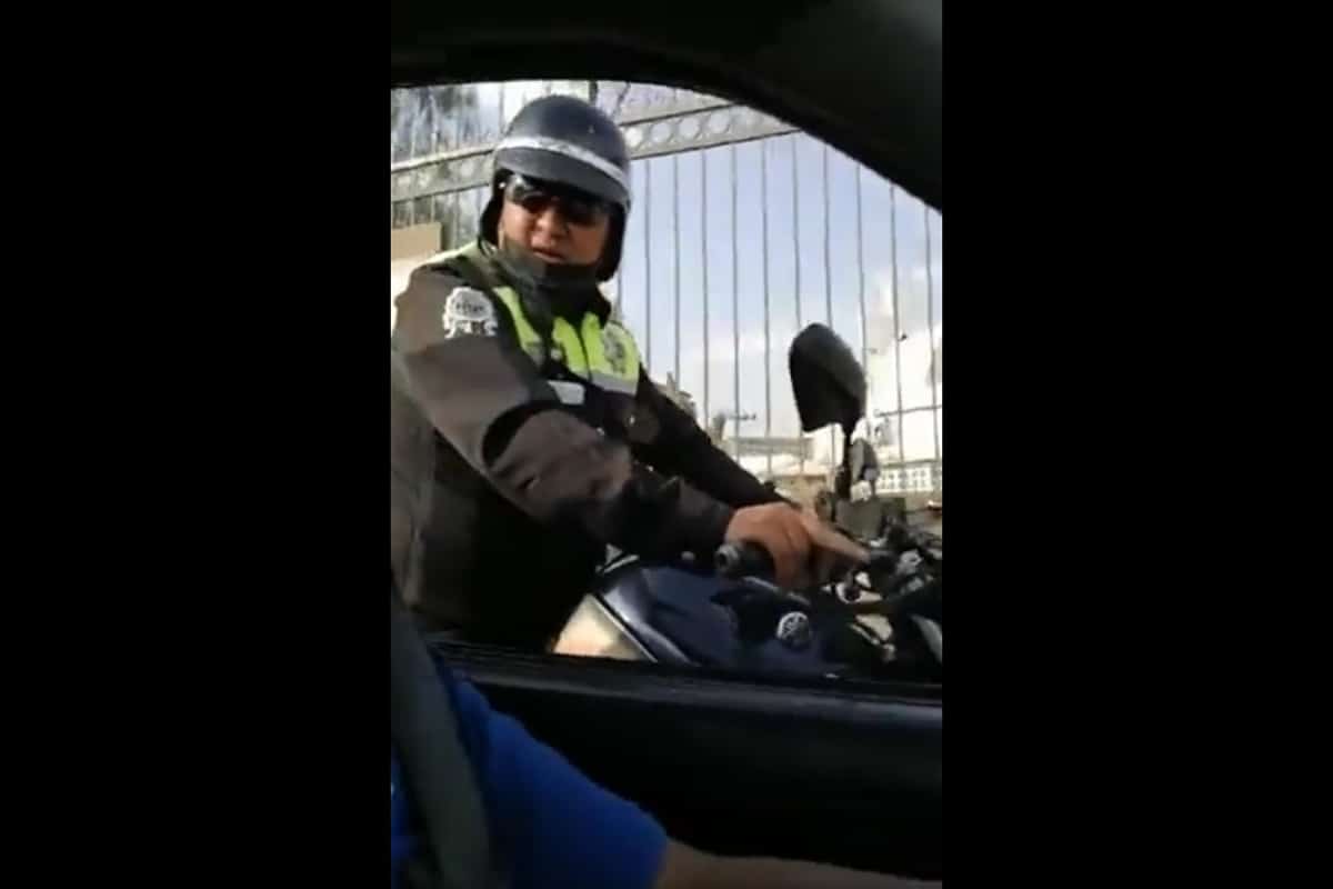 Foto: captura | En la escena, el uniformado amenaza con llamar a una compañera para llevar el auto al corralón, en Cuautitlán.