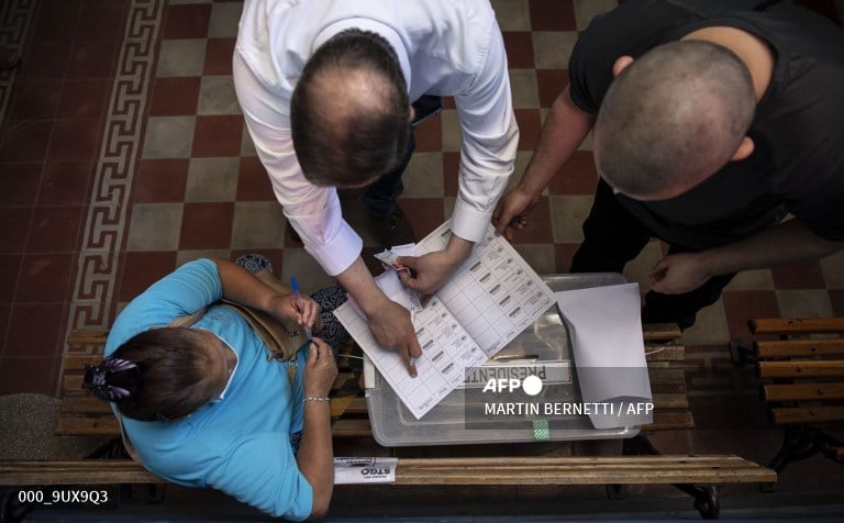 Foto: AFP | El abogado ultraderechista José Antonio Kast, de 55 años, se enfrenta al joven diputado de izquierda Gabriel Boric