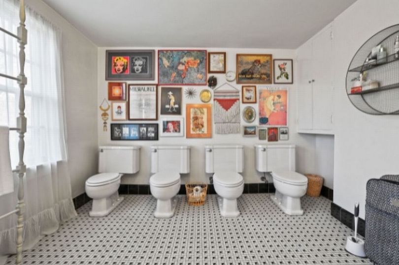 Foto: Jane DiChristopher Broker Associate with Mahler Sotheby's International Realty in Milwaukee | Este baño tiene cuatro inodoros…  ¿por qué?