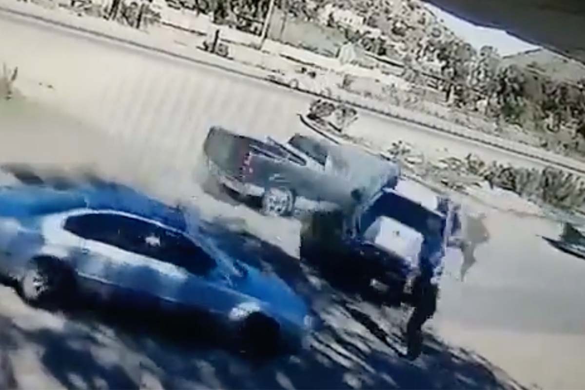 VIDEO. ¡Sale volando! Policía es brutalmente atropellado por camioneta